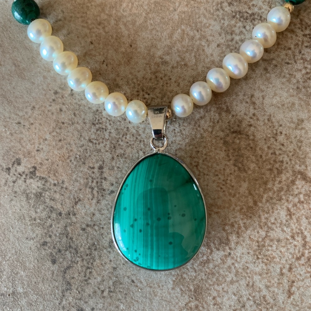 Ross Simons Malachite Pearl Sterling Necklace with tiny gold beads. - Picture 2 of 4